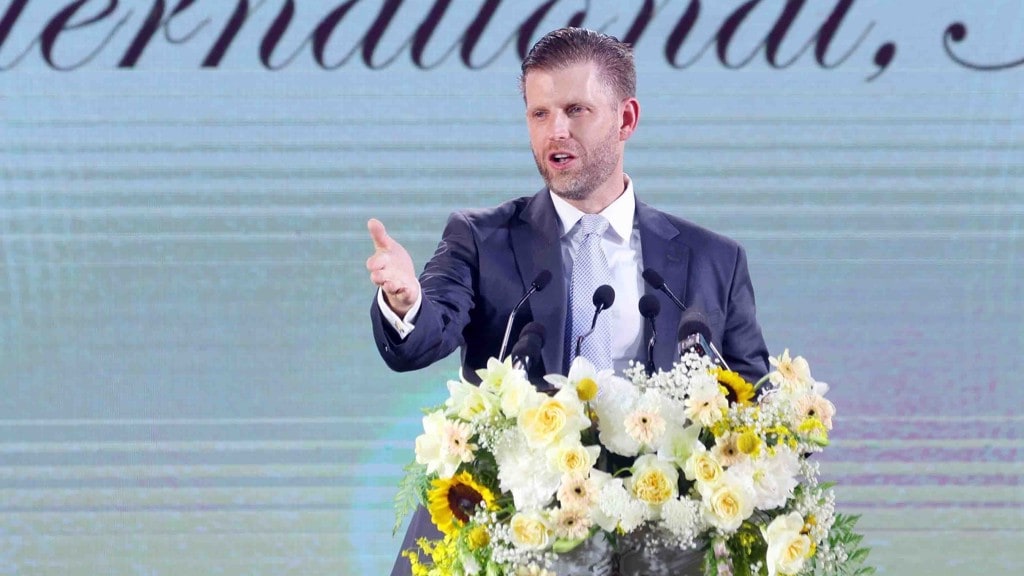 Zoon Eric Trump tijdens een toespraak bij de eerste steenlegging voor het golfcomplex in Vietnam.