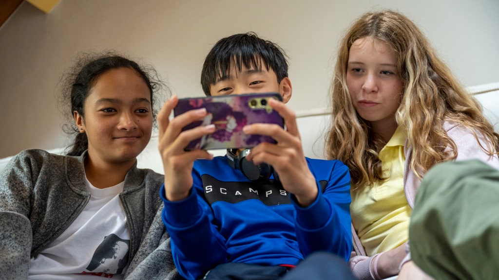 Experts en ouders willen nieuwe regels smartphonegebruik: eigen telefoon vanaf 14, sociale media vanaf 16