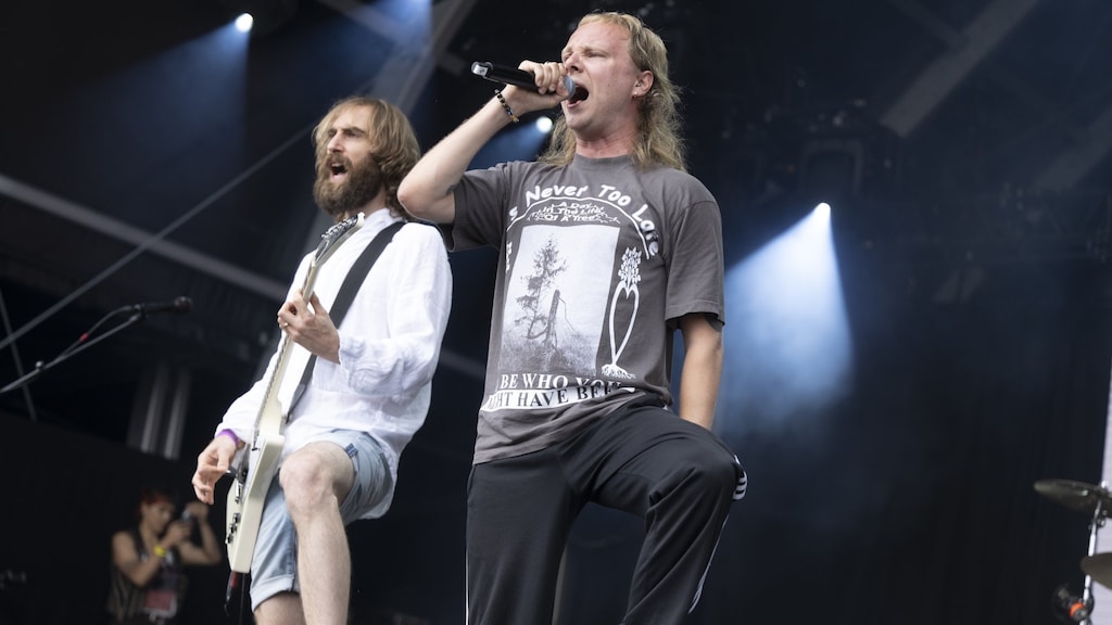 Abel van Gijlswijk (r) tijdens een optreden van Hang Youth.