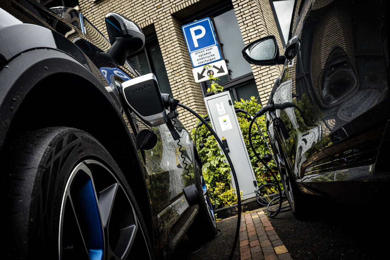 Voor het eerst meer particuliere dan zakelijke rijders met een stekkerauto