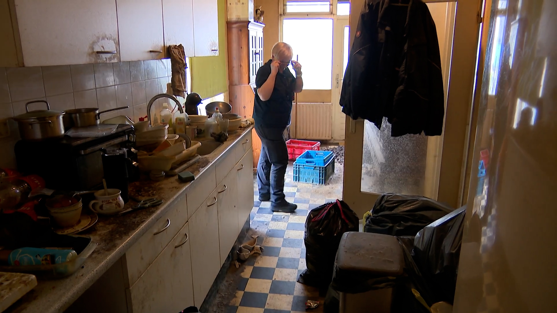 Inspecteur Jolanda in het huis.