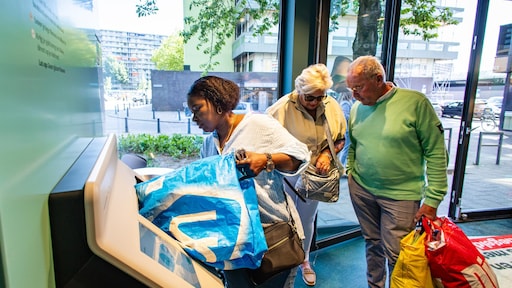 Lange rijen, volle zakken: Statiegeld Retourshop verwerkt dagelijks duizenden blikjes en flesjes