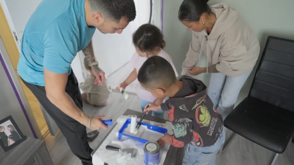 Rijke familie klust zich in het zweet in Steenrijk, Straatarm