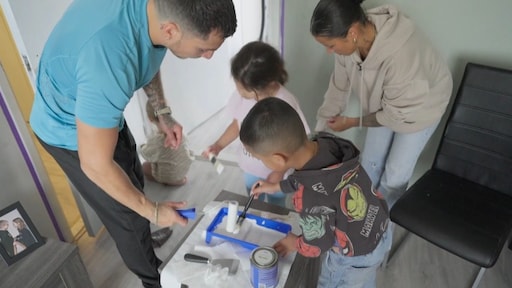 Rijke familie klust zich in het zweet in Steenrijk, Straatarm