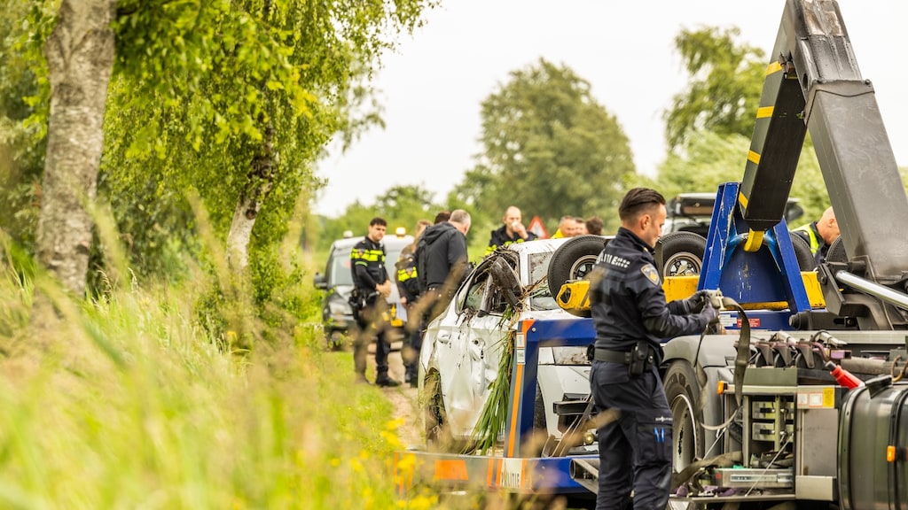 Twee lichamen gevonden in auto in het water bij Vinkeveen