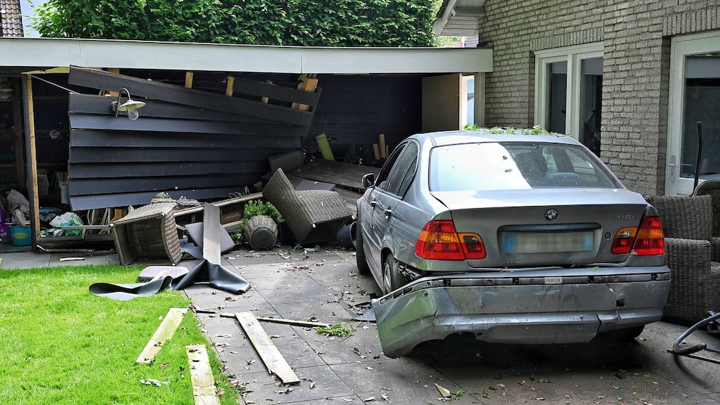 Auto's belanden in tuin na aanrijding en achtervolging, twee aanhoudingen