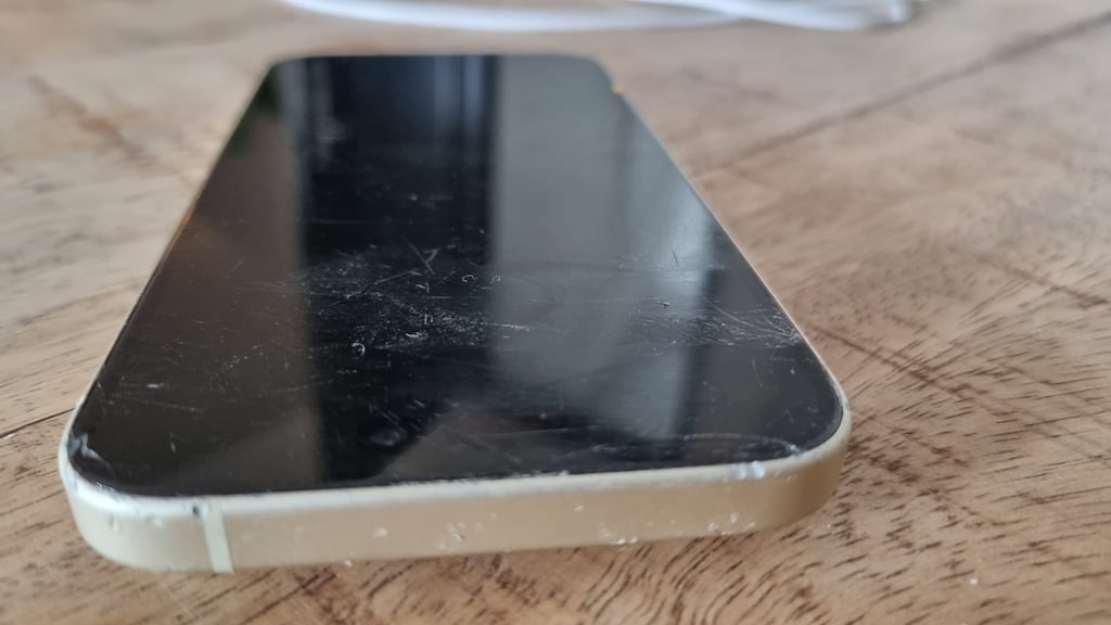 Haar telefoon doet het niet meer.