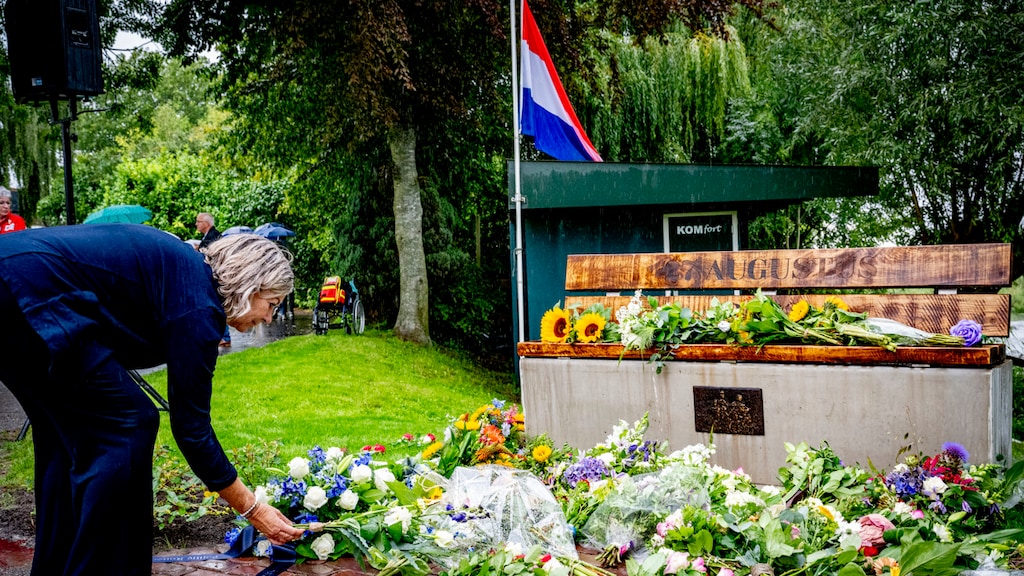 Buurtbewoners herdenken de slachtoffers een jaar na het vrachtwagenongeval.