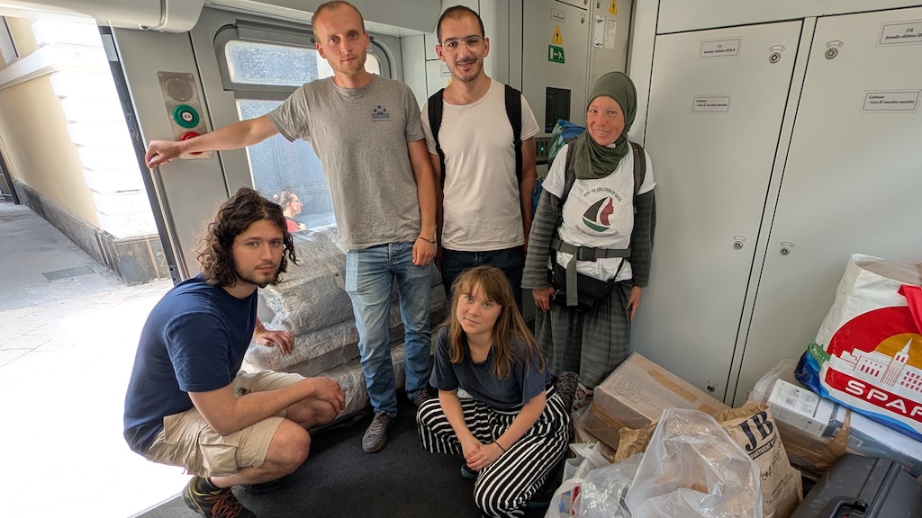 Mark (linksboven) met Greta Thunberg (rechtsonder) tijdens een training voor vertrek.