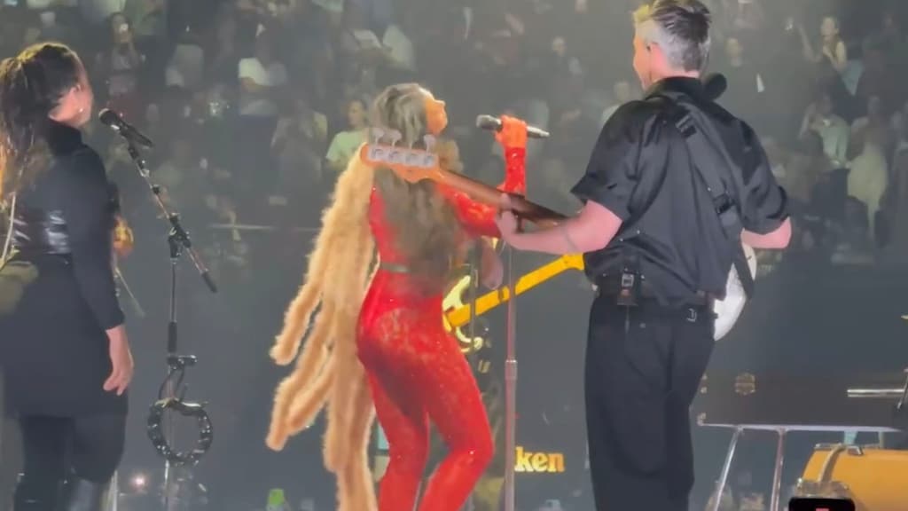 Dua Lipa zingt André Hazes-hit tijdens optreden in Nederland