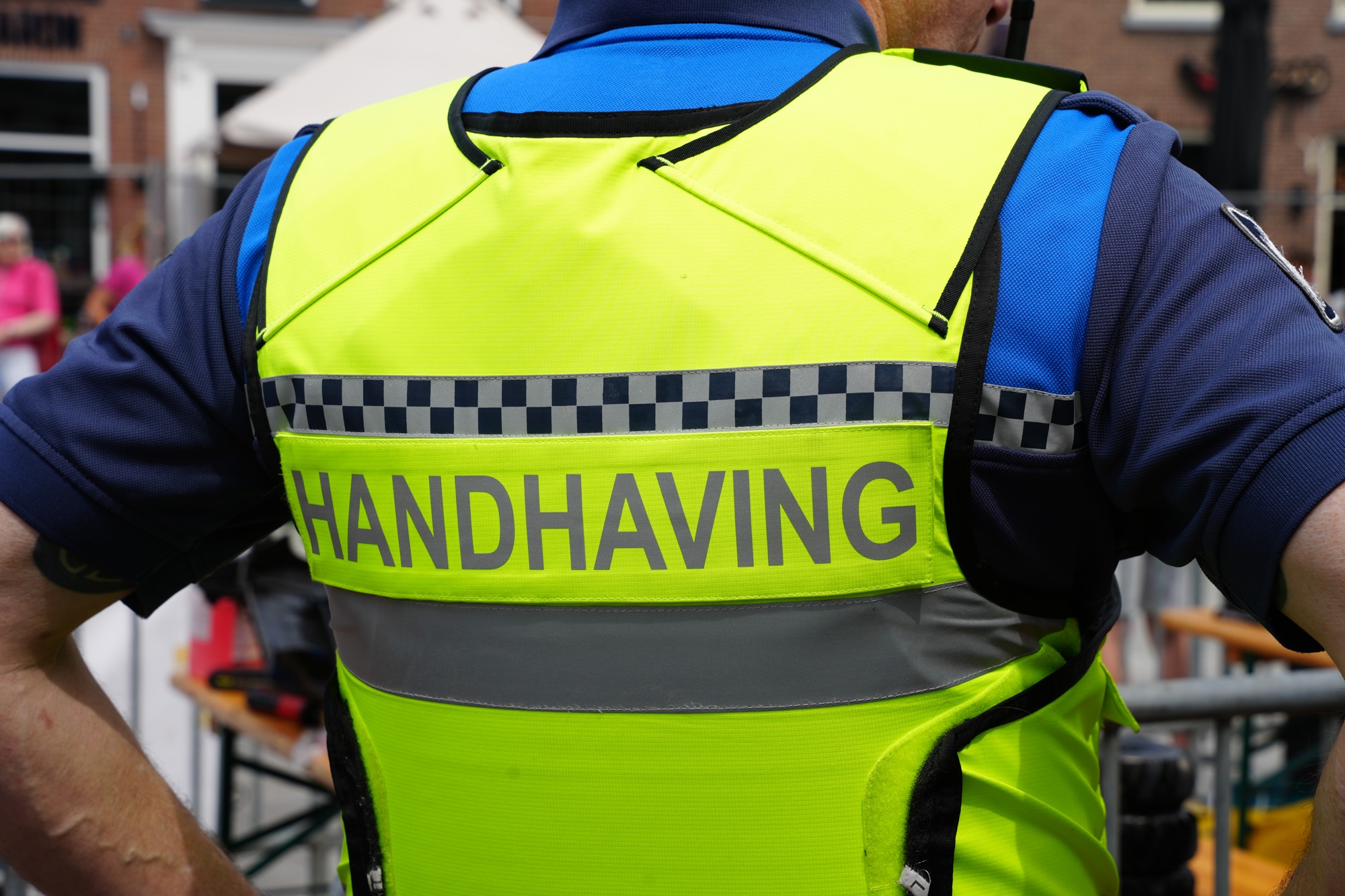 Handhaver in Ede tegen hoofd getrapt door jongere