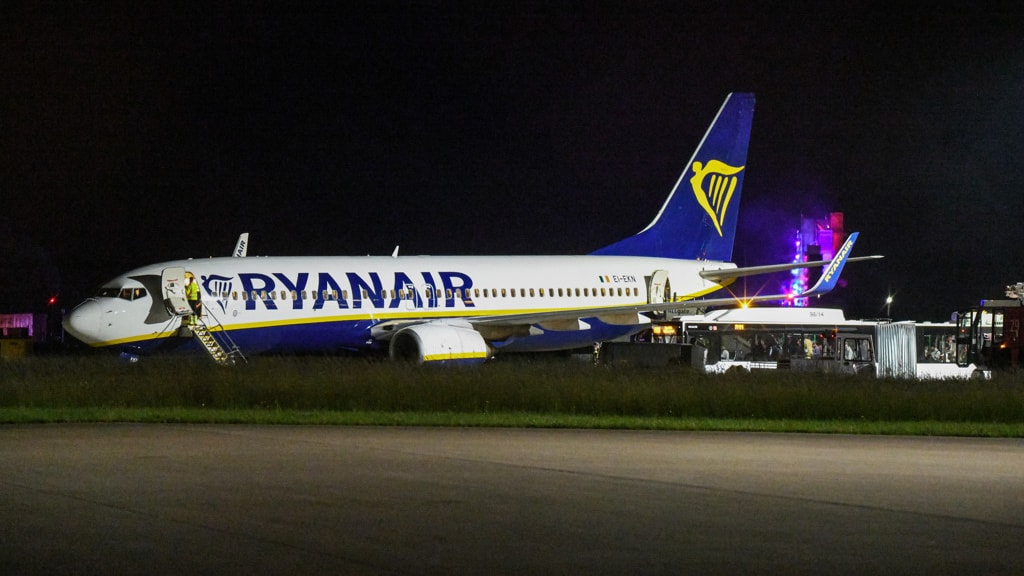 Het Ryanair-toestel na de noodlanding op het vliegveld van Memmingen.