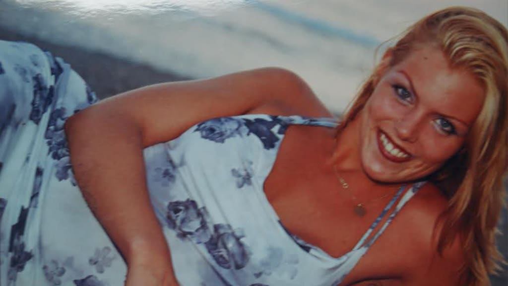 Jacqueline in Turkije in 2002 tijdens een vakantie met haar mensenhandelaar. "Tien minuten voor het maken van deze foto kneep hij mijn keel dicht en bedreigde me."