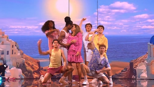 Patty Brard haalt alles uit de kast en zoent 'per ongeluk' danser in Stars on Stage