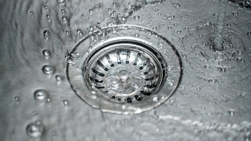 Stinkende gootsteen? Zo kom je er makkelijk vanaf