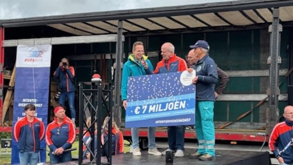 De symbolische cheque die  Kees Veldboer junior in ontvangst nam.