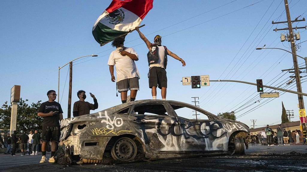 Een demonstrant in Los Angeles zwaait met de Mexicaanse vlag.