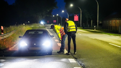 Burgers houden eigen 'grenscontrole' bij Ter Apel, Van Weel roept op te stoppen