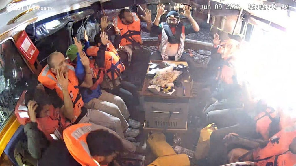 Gaza-activisten door Israël gedwongen van koers te veranderen, 'verplicht Hamas-video kijken'