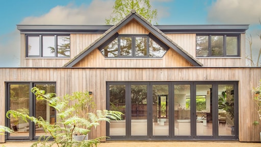 Funda-vondst: In dit huis is bijna álles beige, inclusief de tuin