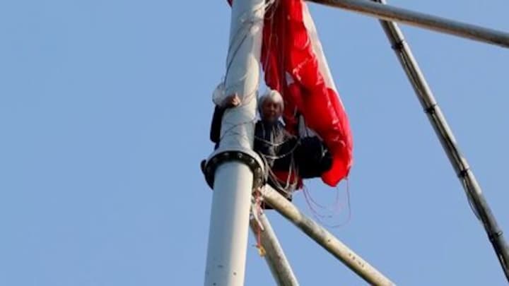 Basejumper raakt met parachute vast in zendmast, ontdekt door bouwvakkers