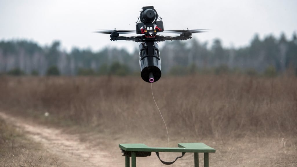 De drones zitten aan een flinterdunne draad.