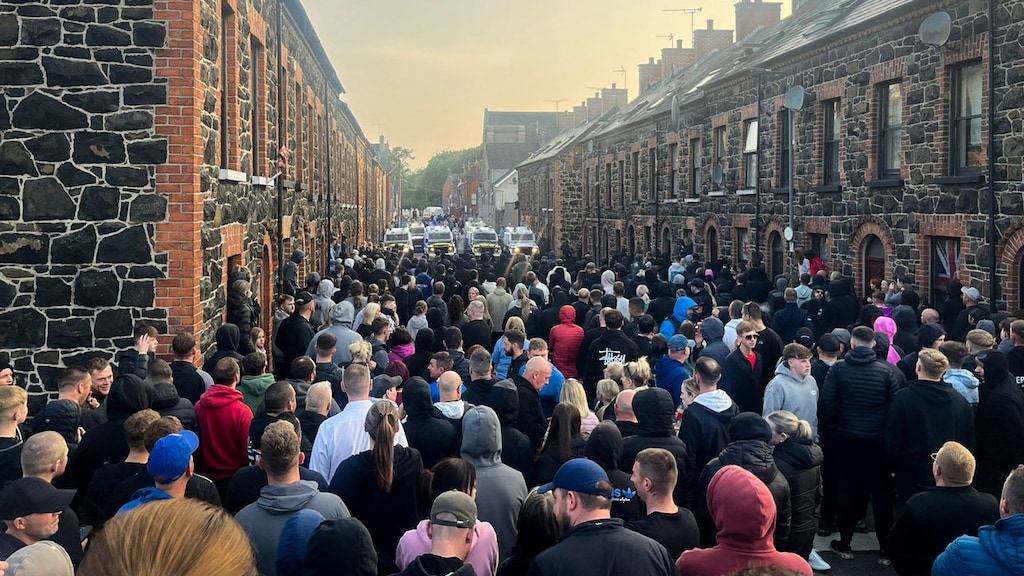 Demonstranten protesteren in een straat in Ballymena.
