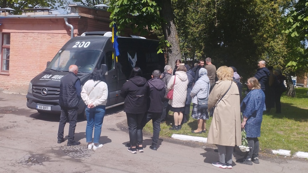 Een gekoeld busje van de organisatie Bulldozer brengt een omgekomen soldaat naar zijn familie.
