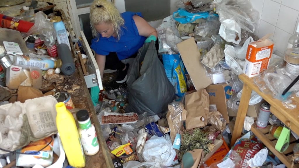 Jacoline Collee aan het werk in een extreem vervuilde woning.