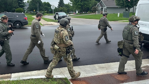 Klopjacht in VS: schutter verkleed als agent schiet twee politici en partners neer