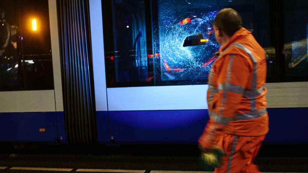 Ook deze tram raakte beschadigd.