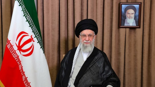 Wie is Ali Khamenei, de 86-jarige ayatollah die Iran leidt?