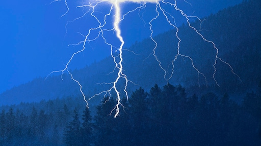 Oostenrijkse wandelaars verrast door weeromslag, alle drie dood door bliksem
