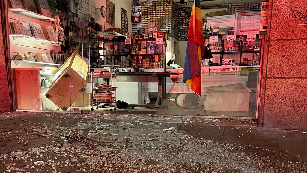 Veel schade en glas op straat na raketinslag in Tel Aviv.