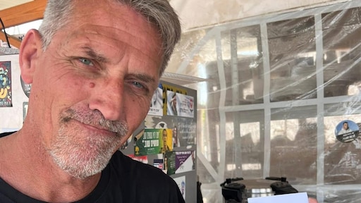 Eddy (59) zit vast in Tel Aviv door oorlog met Iran: 'Elke nacht in schuilkelder'