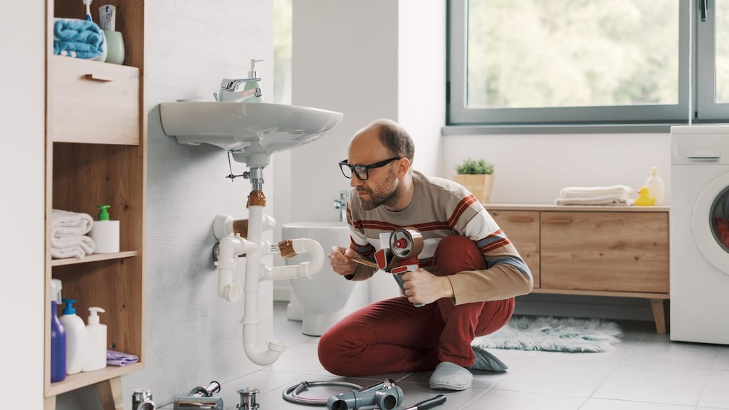 De grootste klusblunders op een rij: 'Ik zakte door een net gestuukt plafond'