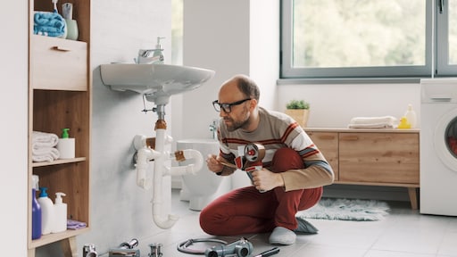 De grootste klusblunders op een rij: 'Ik zakte door een net gestuukt plafond'