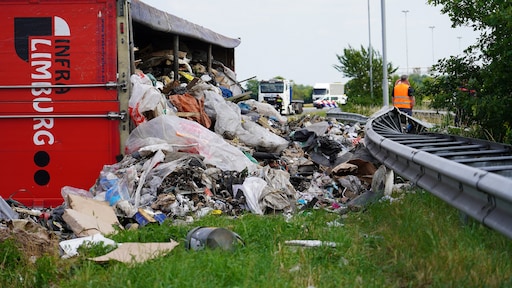 Vrachtwagen vol vuilnis kantelt op A58: anti-kijkschermen voor kijkersfile