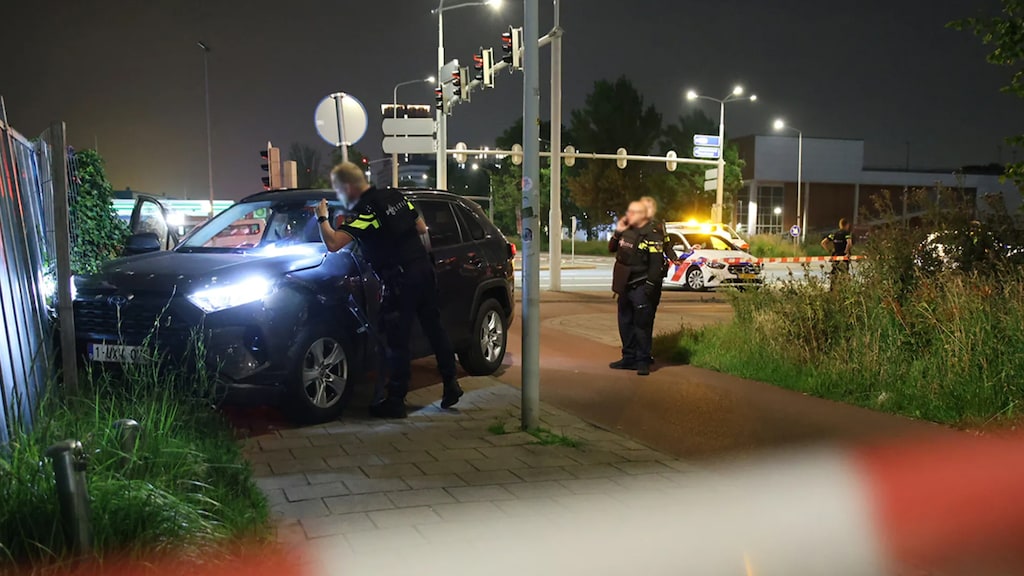 Politie zoekt mannen die taxi op A13 beschoten, kogel door pet slachtoffer