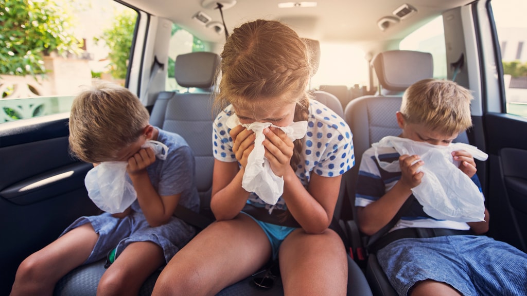 Twee pleisters over de navel of een watje in het oor: wat helpt écht tegen wagenziekte?