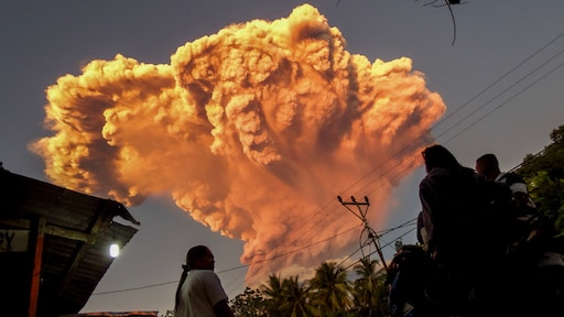 Toeristen gedupeerd: tientallen vluchten naar Bali geschrapt na vulkaanuitbarsting op Flores