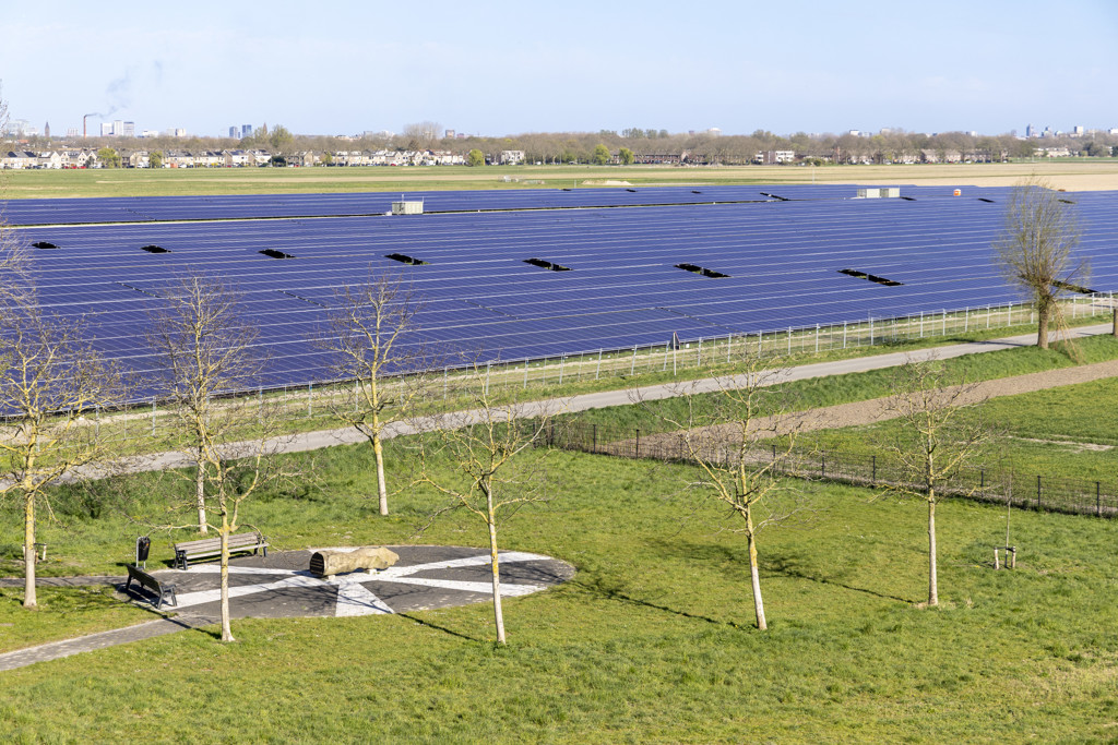 Schiphol naar rechter om zonnepanelen die piloten verblinden