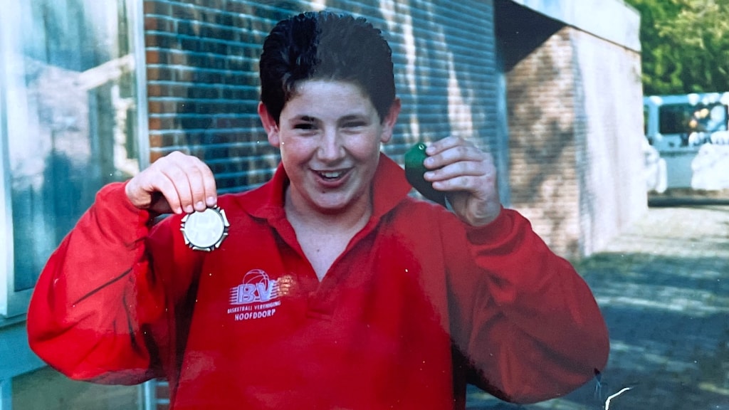 In zijn basketbaltijd.