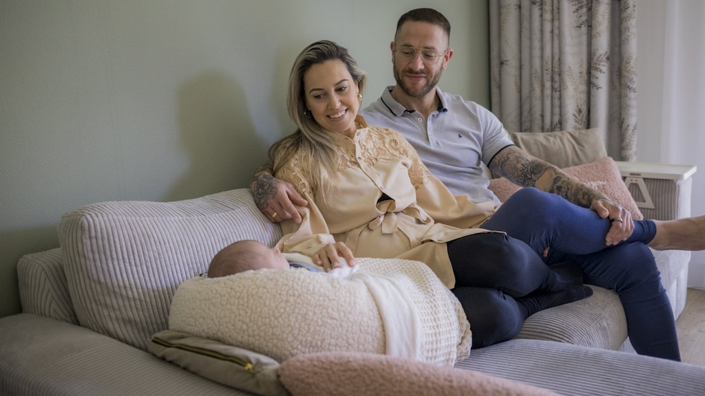 Dylana en Dennis, met Dez (1 maand oud) in de wieg.