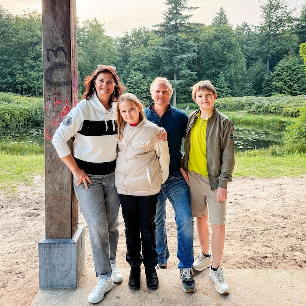 Merel met haar man Jonah en hun twee kinderen.