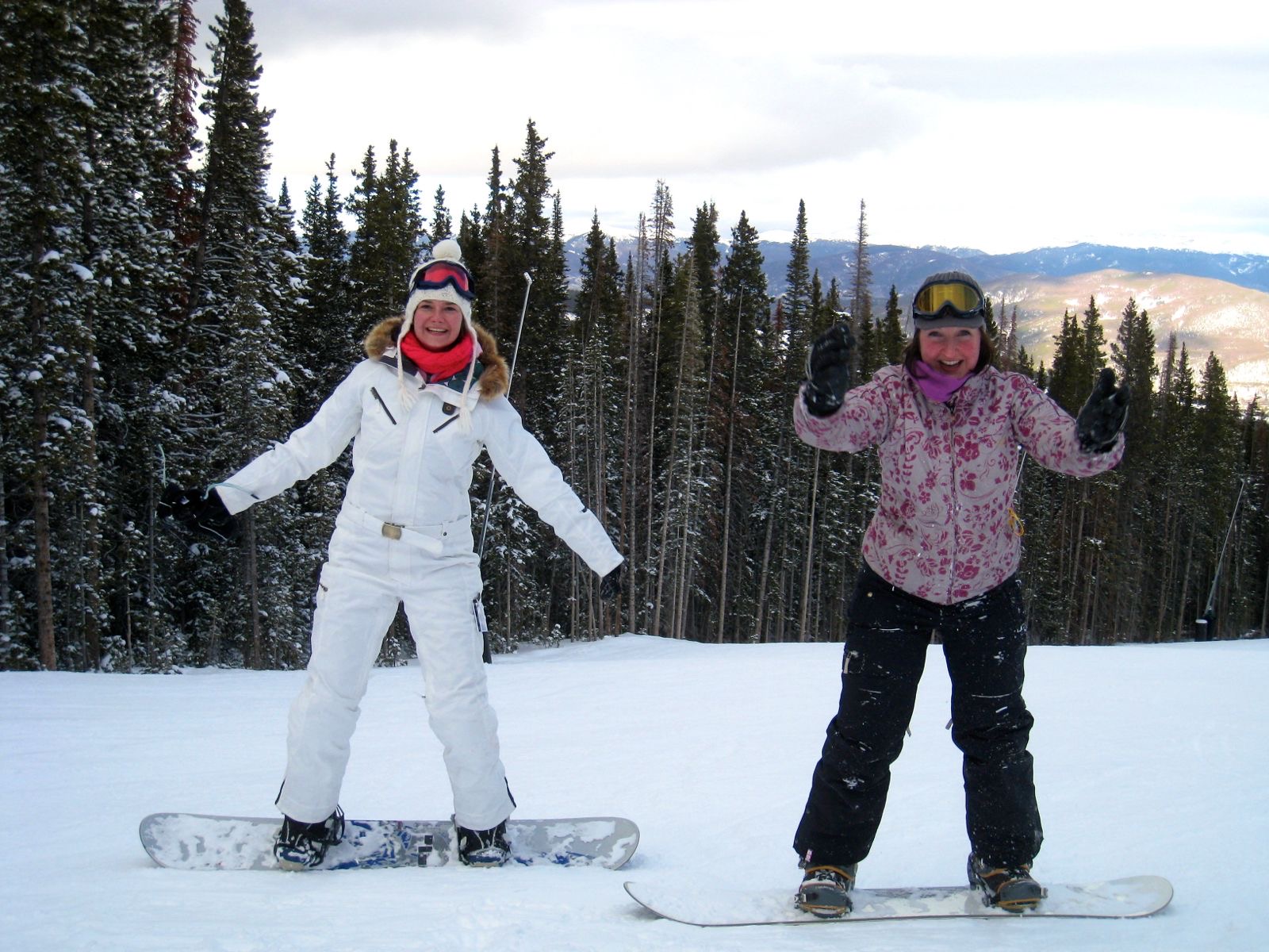 Merel met vriendin Ruth snowboardend in Colorado.
