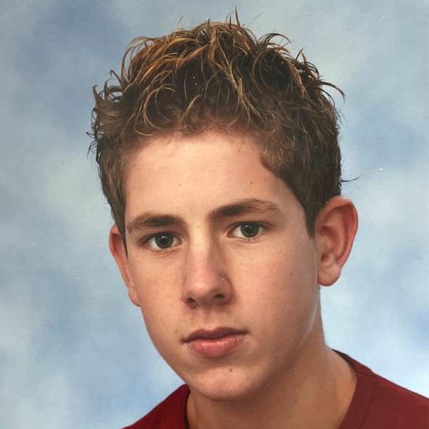 Flink afgevallen, opgaand in het anonieme midden.