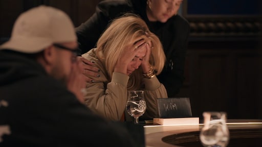 Emoties lopen hoog op door dolksteek in De Verraders: 'Eten of gegeten worden'