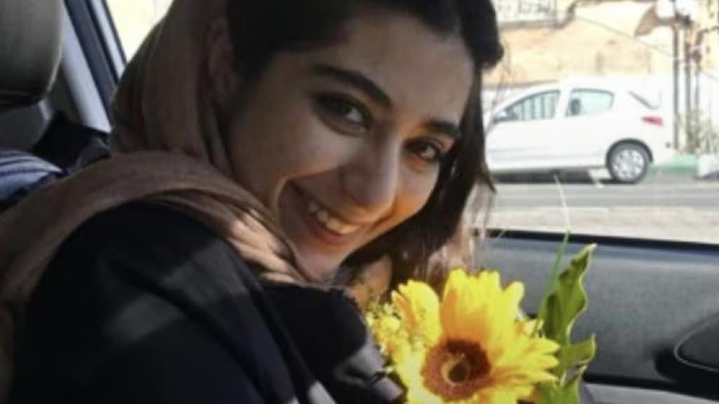 Parnia hield van zonnebloemen.