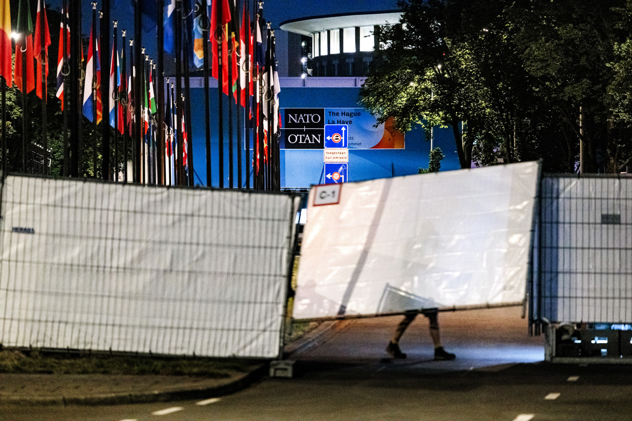 Voorbereidingen NAVO-top: hekken World Forum dicht, drones in beslag genomen